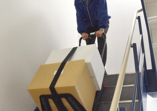 サンコー、重い荷物を載せたまま階段を昇降できる電動台車を発売