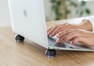 サンワサプライ、ノートパソコンの底面に使いやすい傾斜と放熱空間を作るボール型スタンドを発売