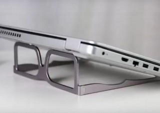 メガネ型でノートパソコンやタブレットを見やすくできるスタンド「MPS」