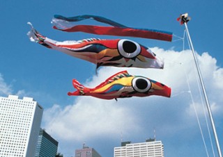 岡本太郎氏が生活の中に送り込んだ作品群を紹介する企画展「暮らしのなかの芸術」