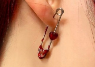 ヴィレヴァン、耳に刺さっている風の「安全ピン型イヤーカフ」発売