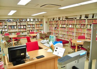 明治大学「現代マンガ図書館」が移転・リニューアルオープンして一般公開を開始