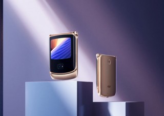 プラススタイル、motorola razr 5Gの限定カラー「Blush Gold」を発売