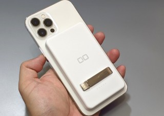 いよいよ登場、iPhoneに貼り付けて持ち歩けるMagsafe対応モバイルバッテリー。その実力は？