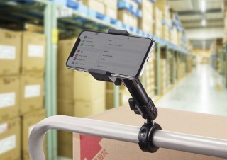 サンワサプライ、カートや台車の取っ手などに取り付けて使えるスマホホルダーを2種発売