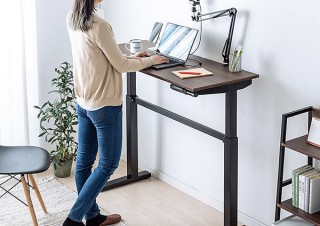 サンワサプライ、手軽に天板の高さを変えられる手動昇降デスクを発売