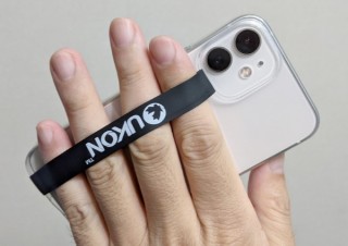 MagSafeもそのまま利用可能、iPhoneを片手で保持できるシリコン製の薄型バンド