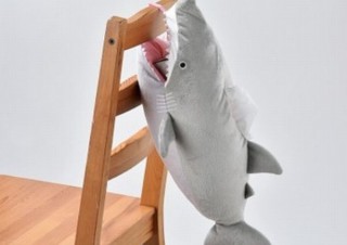 イスなどに引っ掛けられるホオジロザメやジンベイザメの「ティッシュケース」発売