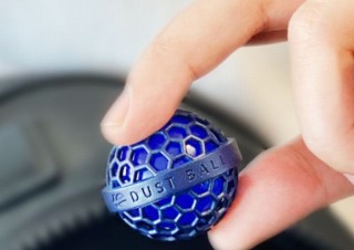 カバンの底で転がって勝手にゴミやホコリを掃除してくれるお掃除ボール「DUST BALL」