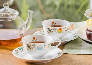 フェリシモ、インコと果物や野菜をデザインしたカップ＆ソーサーを発売