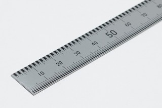 コクヨ、正確な長さを計測できる「本当の定規」の全国販売を開始