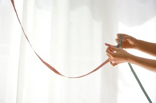 リボンを素材とした大規模なインスタレーションも展開される藤田道子氏の個展「ほどく前提にむすぶ」