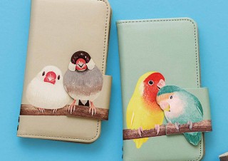 フェリシモ、2羽の小鳥がよりそう姿を描いたスマホカバーを発売