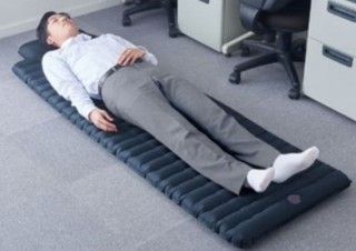 キングジム、オフィスの床でもサッと寝れる「ポンプ一体エアーマット」発売 