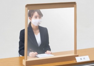 段ボールフレームとOPPフィルムで持ち運べる「フィルムパーティション」、キングジムから