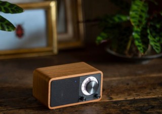 レトロなウッドキャビネットの「Bluetoothスピーカー」に新色チェリー/ダークグレー追加