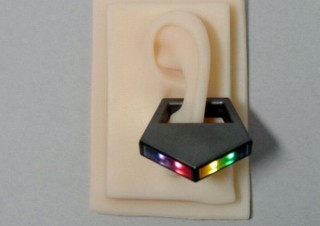 耳元で無意味にゲーミングをアピールできる、7色に光る「イヤーカフ」がヴィレヴァンから登場