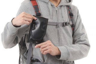 シュービルグループ、ワンタッチで開閉できるアウトドア専用のスマホポーチを発売