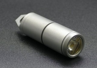 親指サイズで30ｍ先を照らせる130ルーメンの「充電式防水アウトドアLEDライト」発売