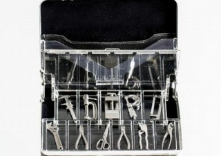 名刺入れの中にペンチや弓のこなどの工具を詰め込んだ「ミニチュア工具セット」発売