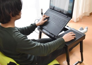 サンコー、折りたためるUSBハブ付きの角度調整ローデスクを発売