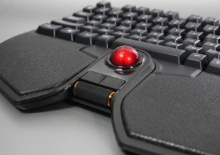 ホームポジションに指を置いたままポインタが動かせる、トラックボールを搭載した有線フルキーボード