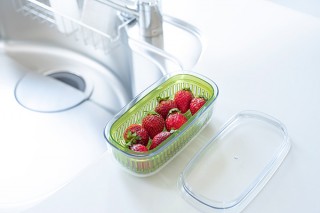 オカ、野菜や果物を洗ってそのまま保存できる容器「ベジマジ あらうスリム」を発売