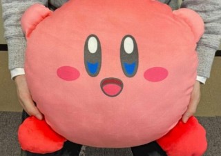 モチモチ感触の「カービィとワドルディ」のクッション、ヴィレヴァンから発売