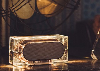 Gloture、発光するアクリルがエレガントなワイヤレススピーカーAULAを発売