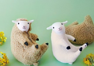 バリカン型チャームを下げると毛がすっきりする「羊の毛刈りぬいぐるみ」がフェリシモより発売