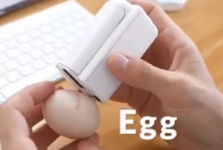 シャツやカップ、卵にさえプリントできる世界最小級モバイルプリンター「Print Mini」