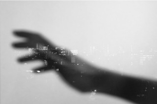 “光”を作品制作の中核に置いている2人の写真家の展覧会「光、未来に向かって」