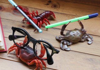ヴィレヴァン、メガネやペンをホールドするリアルなカニやザリガニのフィギュアを発売