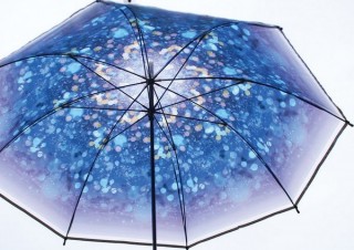 雨の日に星空観察や木漏れ日散歩の気分を味わえる「ハッピークリアアンブレラ」発売