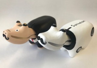 会津の民芸品「赤べこ」にサルバドール・ダリへのオマージュを込めた『ひげべこ』誕生