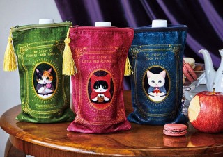 フェリシモ、童話の世界をモチーフにした猫デザインのペットボトルポーチとA4トートバッグを発売