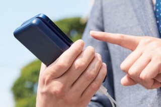 エレコム、スマホと重ね持ちしやすい大容量モバイルバッテリー「DE-C28-10000」シリーズを発売