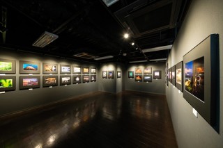 写真用品や光学製品などを取り扱うケンコー・トキナーが全長約20mの壁面ギャラリーをオープン