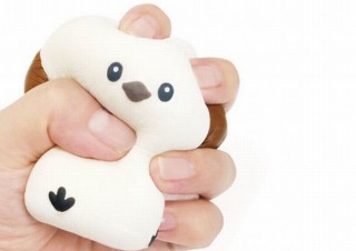握ることでストレス軽減にもなる柔らか鳥のフィギュア「もやもやとり」がヴィレヴァンに登場