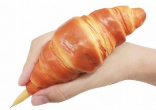 パンが好きだからいつでも握りしめていたいという人へ「やわらかパン型ペン」発売