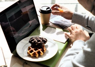 ノートパソコンのキーボード上を食卓や書類置きにできる「フリースペーストレー」発売