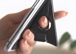 スマホをきっちりホールドして持ちたい人向けの指挿しグリップスタンド「beak」