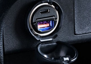 サンワサプライ、シガーソケットからほとんどでっぱらない「超小型カーチャージャー」発売