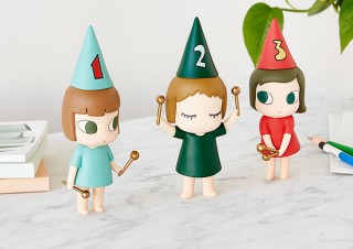 MoMA Design Store、「奈良美智 ドラミング ガール フィギュア」を公式オンラインストアにて発売