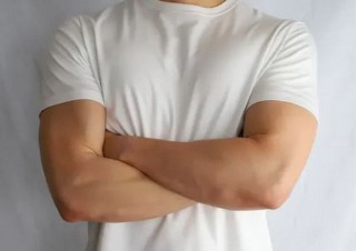 ムキムキの人が筋肉を見せつつ“乳首の透けハラ問題”も解決する「乳首が透けない白T」発売