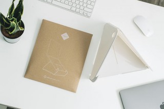 ハーマンミラー、たたんでスリムに収納できる「オリプラ ラップトップスタンド」を発売