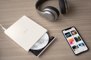 バッファロー、CDの音楽をワイヤレスでスマホに取り込める“CDレコーダー”の「ラクレコ」を発売
