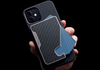 iPhone12にくっつけられる、取り出し便利なカードウォレット『Fantom C』