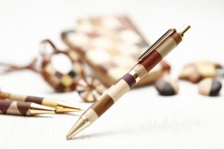 廃材でつくる文房具「木軸ボールペン」の魅力 ～ 使い込むほどに味わいを増す白谷工房の寄木細工～