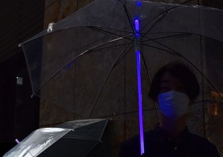 夜道でライトセイバーかゲーミングか、シャフトが光る傘「ライフセーブレラ」発売